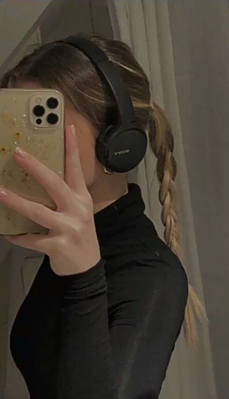 On Ear Headphones Aesthetic, Headphones Astethic, Overhead Headphones Aesthetic, Black Headphones Outfit, Wearing Headphones Aesthetic, Headphone Hairstyles, Poses With Headphones, Over Ear Headphones Aesthetic, Sony Headphones Outfit