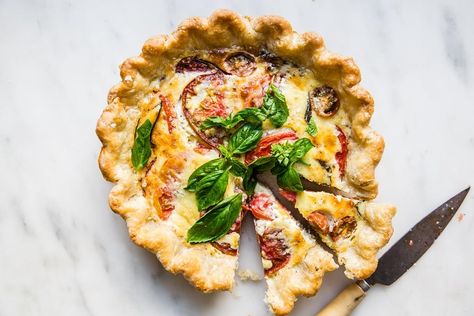 Caramelized Onion Quiche, Onions Caramelized, Best Quiche Recipes, Vegetarian Quiche Recipes, Tomato Tart Recipe, Vegetarian Quiche, Tomato Quiche, Onion Quiche, Vegetarian Mains