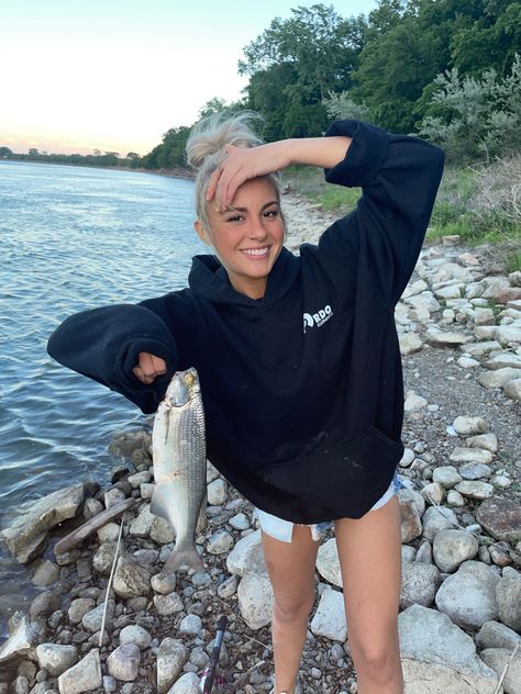 Going Fishing Outfit, Fishing Date Outfit, Fishing Outfits For Women Summer, Cute Fishing Outfit For Women, Girl Fishing Outfit, Cute Fishing Outfits, Fishing Outfits For Women, Fishing Outfit, Country Fits