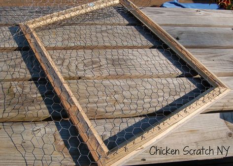 Diy Chicken Wire Frame, Chicken Wire Projects, Paint Stick Crafts Diy Projects, Paint Stick Crafts, Jewerly Display, Chicken Wire Crafts, Chicken Wire Frame, Paint Stir Sticks, Diy Seating