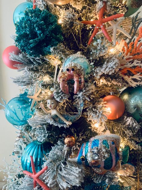 Sea Theme Christmas Tree, Ocean Christmas Tree, Beach Theme Christmas Tree Ideas, Surf Christmas Tree, Ocean Themed Christmas Tree, Under The Sea Christmas Tree, Underwater Christmas, Sea Christmas Tree, Tropical Christmas Trees