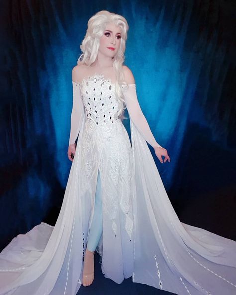 @depressa.princessa • Instagram photos and videos Disney Princess Photography, Elsa Wedding Dress, Elsa Frozen 2, Frozen Cosplay, Disney Princess Cosplay, Frozen Elsa Dress, Elsa Cosplay, Quinceñera Dresses, Elsa Costume