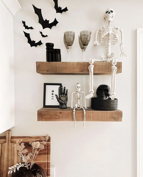 Casa Halloween, Boho Halloween, Modern Halloween, Skull Halloween, Theme Halloween, Fall Halloween Decor, Spooky Decor, Decoration Inspiration, Halloween Deco