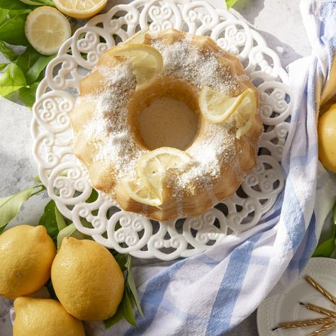 Bella Italia Zuhause: Limoncello-Kuchen ist der perfekte Nachtisch im Sommer | BUNTE.de Vegan Desert Recipes, Orange Sponge Cake, Light Cakes, Vanilla Sponge, Sugar Cake, Orange Cake, Moist Cakes, Sponge Cake, Desert Recipes