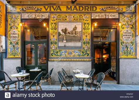 Famoso restaurante Viva Madrid, en el Barrio de Las Letras o barrio literario. Se remonta a 1856, es también un bar de cócteles y tapas. Madrid, España. Foto de stock Madrid Attractions, Madrid Bars, Madrid Aesthetic, Japanese Bar, Spain Aesthetic, Tapas Bar, Spanish Style, Madrid Spain, Photography Photos