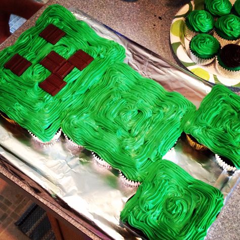 Minecraft creeper cupcake cake Minecraft Cake Cupcakes, Creeper Cake, Diy Minecraft Birthday Party, Minecraft Cupcakes, Minecraft Birthday Cake, Bday Party Kids, Kid Cupcakes, Minecraft Birthday Party, Minecraft Cake