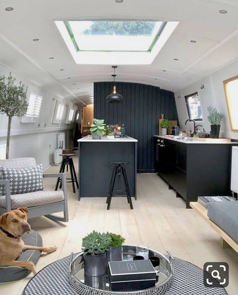 This would be SO sweet! School Bus House, Wohne Im Tiny House, Small Camper, Bus Living, Kombi Home, Bus House, Campervan Interior, Camper Makeover, Boat Interior