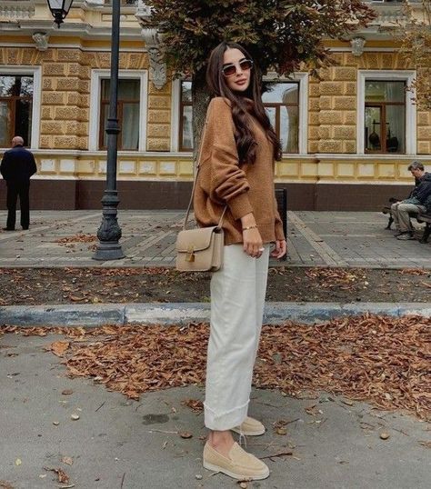 Loro Piana Summer Walk Outfit Women, Luxury Fashion Brands, Style Loafers, Classic Style Outfits, Look Formal, Classy Photography, Causual Outfits, Winter Outfits For Work, Fashion Attire