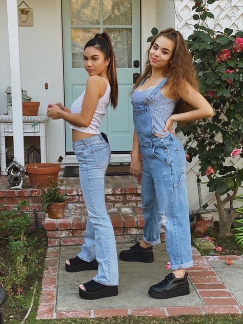 90s Sandals Outfit, Platform Sandals Outfit Jeans, 90s Throwback Outfits, Black Platform Sandals Outfit, Jean Sandals Outfit, Patterned Pants Outfit, Platforms Outfit, Jean Overall Outfits, Platform Sneakers Outfit