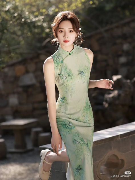 Qi Pao, Chinese Qipao Traditional, Qipao Photoshoot, Qipao Photography, Green Qipao, Dragon Qipao, Chinese Blouse, Vietnam Dress, Ancient Chinese Dress