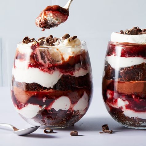 Mini Black Forest Trifles Chocolate Cherry Trifle, Black Forest Trifle Recipe, Black Forest Trifle, Cherry Trifle, Mini Trifle, Cherry Delight, Cherry Bowl, Chocolate Trifle, Trifle Recipe