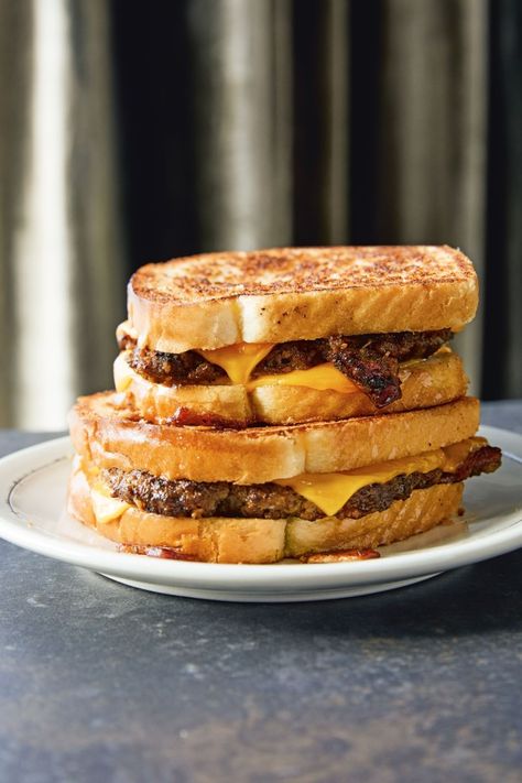 Teigan Patty Melts Chrissy Tiegan, Chrissy Teigen Recipes, Celebrity Food, Patty Melt Recipe, Patty Melt, Buka Puasa, Smoked Cooking, Sweet Pickles, Comfort Dishes