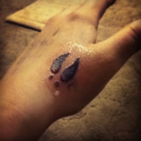 New tattoo. Deer hoof Hoof Print Tattoo, Deer Track Tattoo, Track Tattoo, Tattoo Deer, Deer Hoof, Tattoo Memorial, Bellybutton Rings, Hunting Tattoos, Walking Art