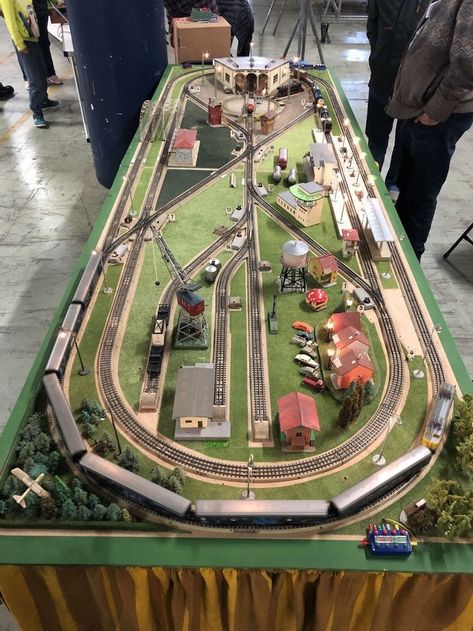 Hornby Trains Layouts, Lionel Trains Layout, Model Train Display, N Scale Train Layout, N Scale Layouts, Ho Train Layouts, Model Train Table, Ho Scale Train Layout, Train Station Architecture