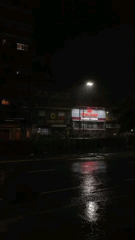 Rain Photography Night, Night Rain Video, Aesthetic Rainy Night, Dark Night Rain Video, Night Walking Aesthetic, Walking Aesthetic, Rain Street, City Rain, Rainy Street