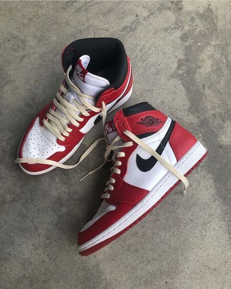 Vintage Outfits Ideas, Outfits Oversize, Air Jordan 1 High Chicago, Jordan 1 High Chicago, Nike Aj1, Sneakers Nike Jordan, Jordan Collection, Sneaker Posters, Jordans Shoes