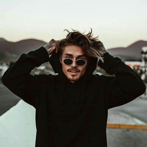 Streetstyle Hairstyle, Men's Hair Styles, Johnny Edlind, Male Portrait Poses, Men Fashion Photoshoot, Dj Photography, Male Models Poses, Portrait Photography Men, Men Photoshoot