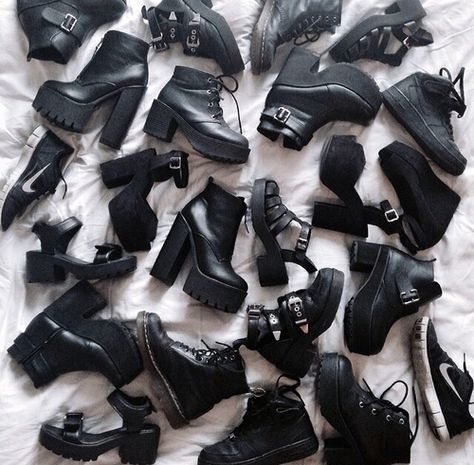 Black shoes hipster, heels steve madden - #platforms - #jeffery campbell Styl Grunge, Look Grunge, Scene Girl, Mode Shoes, Goth Outfit, Tokyo Street Fashion, Isabelle Lightwood, Fashion 90s, Grunge Goth