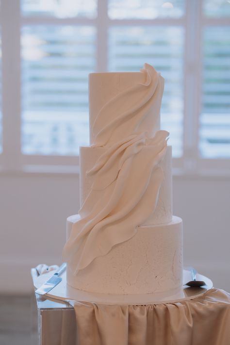 Simple and Elegant 3 Tier Wedding cake Photography 📸 MEO Weddings Simple Wedding Cake 4 Tier, 3 Tier Wedding Cake Elegant, Wedding Cake Minimalist, Bramleigh Estate, Wedding Cake Photography, 3 Tier Wedding Cake, Single Tier Cake, 3 Tier Wedding Cakes, Floral Wedding Cakes