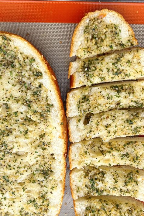 Vegan Garlic Bread (Crispy + Soft) ‣ Vegan Soiree Vegan Garlic Knots Recipe, Vegan Cheese Bread, Vegan Garlic Knots, Vegan Garlic Bread, Garlic Knots Recipe, Soft Bread, Oven Baked Recipes, Toast In The Oven, Garlic Cheese Bread