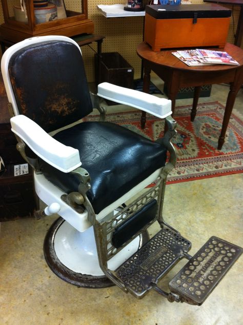 1922 Barber's Chair-looks like the one we have in our garage Old School Barber Shop, Barber Chair Vintage, Barber Shop Chairs, Antique Office, Antique Rocking Chairs, Copper House, Bar In Casa, Rustic House Plans, Barber Pole