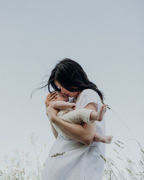 Motherhood Photos, Mommy And Me Photo Shoot, Being A Mother, Motherhood Photography, Baby Box, Newborn Shoot, Newborn Lifestyle, Very Scary, Foto Poses