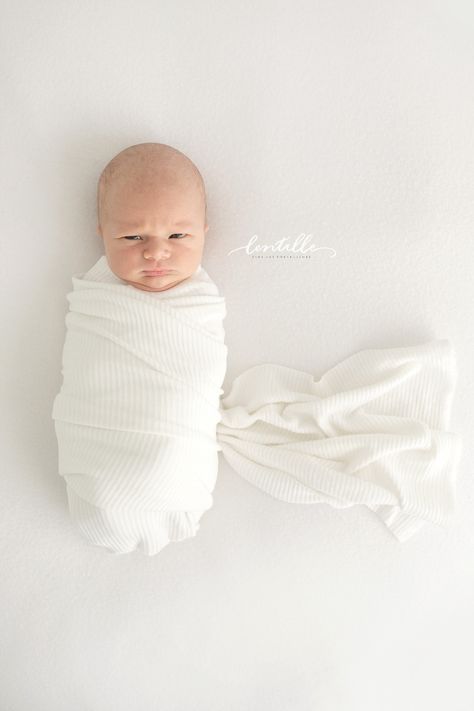 A baby is swaddled in a white blanket. White Swaddle Newborn Photo, Diy Newborn Photography, Baby Boy Newborn Photography, Baby Milestones Pictures, Foto Newborn, Studio Newborn, Baby Pictures Newborn, Newborn Family Photos, Newborn Photography Poses