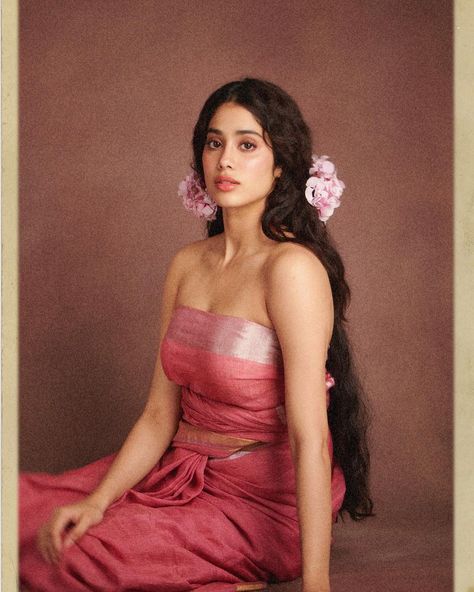 Retro Saree Look, Goddess Aesthetic, Janhvi Kapoor, Indian Photoshoot, Saree Photoshoot, Self Portrait Poses, Vintage Bollywood, Indian Aesthetic, Portrait Poses