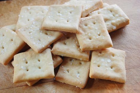 Homemade Soda Crackers, Soda Crackers, Cracker Recipe, Cracker Candy, Homemade Soda, Saltine Crackers, Cracker Recipes, Chowder Recipes, Ramadan Recipes