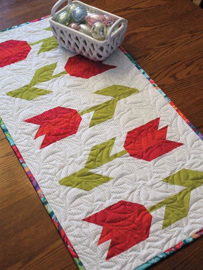 Tulip Table Runner, Novelty Quilts, Flower Table Runner, Tea Time Table, Wood Quilt, Table Topper Patterns, Patchwork Ideas, Spring Table Runner, Runner Pattern