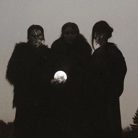 Images Terrifiantes, Weird Sisters, Witch Photos, Todays Weather, Black Moon, Witch Aesthetic, Witchy Woman, Dark Beauty, Coven