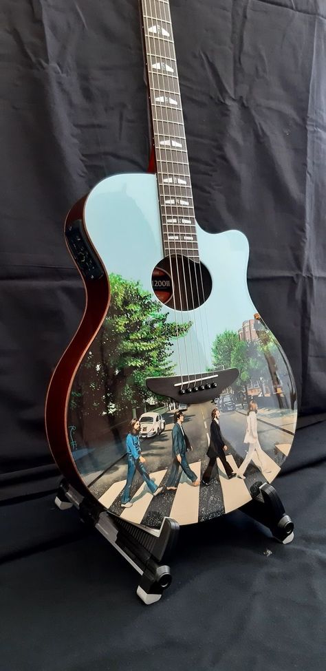 Cool Guitar Paint Jobs, Custom Guitar Paint, Custom Painted Guitar, Guitar Custom Paint, Guitar Art Diy, Acoustic Guitar Art, Electric Guitar Art, Painted Guitar, Guitar Artwork