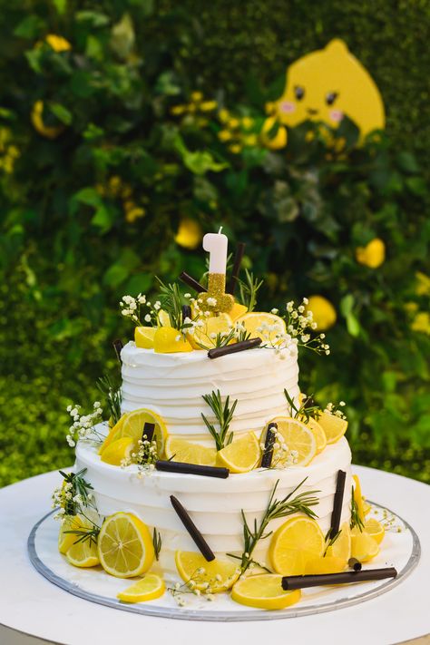 Lemon Birthday Cake, Lemon Birthday Cakes, Lemon Themed Party, Lemon Birthday, 1st Bday Cake, Lemon Theme, Yellow Party, Lemonade Party, Big Cakes