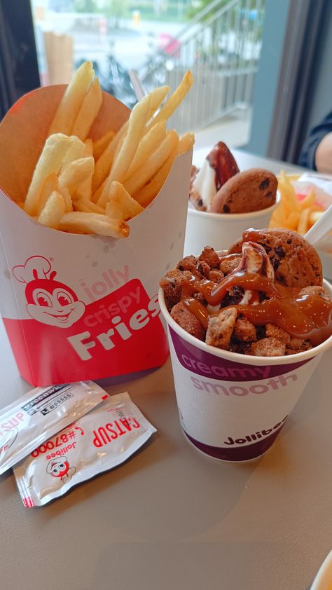 date, love, food, cravings, sundae, caramel, cookie, fries, catsup, jabee date Fries And Sundae, Cookie Fries, Crispy Fry, Food Obsession, Food Cravings, Love Food, Caramel, Quick Saves