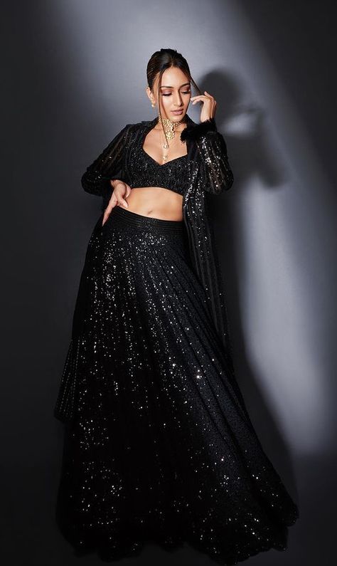 Black Sequin Lengha, Sangeet Black Outfit, Black Lehangas, Lengha Styles, Black Lehenga Party Wear, Black Sequin Lehenga, Womens Poses, Beige Lehenga, Bollywood Night