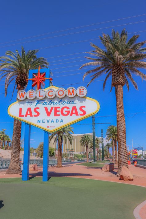 Las Vegas Palm Trees, Las Vegas Beach, Travel Photography Aesthetic, Las Vegas Travel, Sunset Tattoos, Vegas Travel, Las Vegas Sign, Vegas Sign, Parking Spot