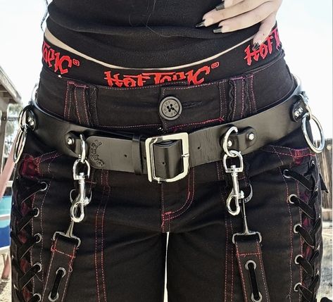 Goth Aesthetic Style, Tripp Pants Outfit, 90s Hot Topic, Mall Goth Aesthetic, Goth 2000s, Tripp Pants, Goth Outfit, Diy Vetement, Estilo Punk