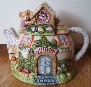 La vie est belle on X: "Need these teapots https://t.co/epHqttjNU3" / X Tea Pot Aesthetic, Whimsical Teapots, Teapot Cookies, Cute Teapot, Novelty Teapots, Pottery Houses, Pottery Painting Designs, Teapots And Cups, Tea Pots Vintage