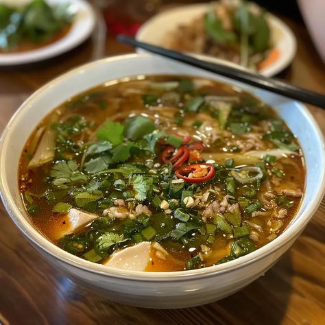 Pho: A Delicious Vietnamese Noodle Soup - Recipes Time Pho Toppings, Pho Soup Recipe, Vietnamese Noodle Soup, Pho Broth, Vietnamese Soup, Vietnamese Pho, Pho Recipe, Pho Soup, Vietnamese Noodles