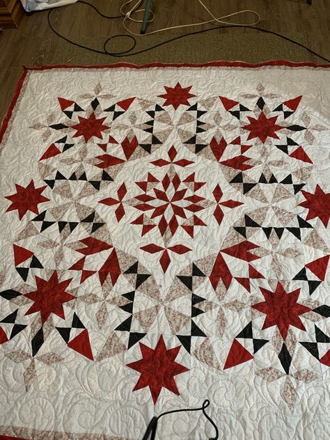 Alaska Quilt By Edyta Sitar, Red Quilts Ideas, Alaska Quilts, Alaska Quilt, Christmas Quilting Projects, Fabric Panel Quilts, Kaleidoscope Quilt, Christmas Quilting, Christmas Quilt Patterns