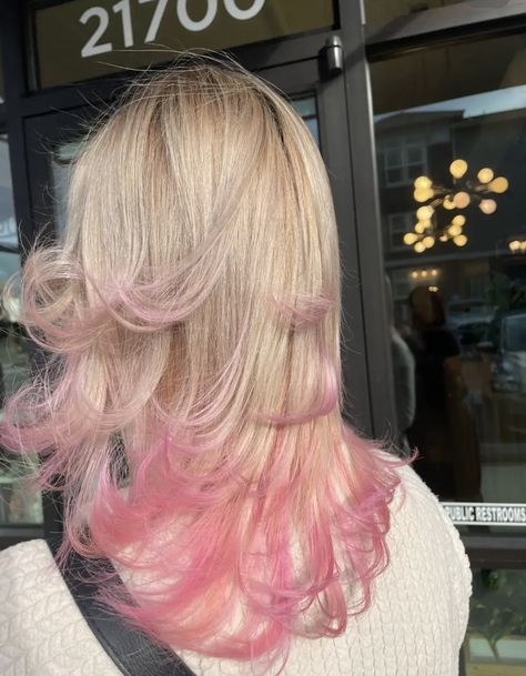 Dyed Tips Blonde Hair, Pink Hair Pink Outfit, Pikaboo Hair, Blonde Pink Highlights, Blonde Hair With Pink Tips, Hairdye Ideas, Pink And Blonde Hair, Blonde And Pink, Pink Hair Highlights