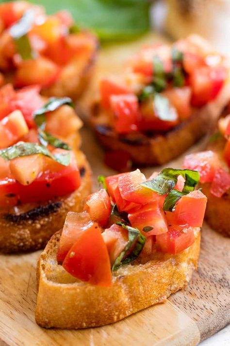 Italian Bruschetta Recipe, Bruschetta Recept, Italian Bruschetta, Varieties Of Tomatoes, Tomato Bruschetta, Hot Bread, Classic Appetizers, Bruschetta Recipe, Italian Appetizers