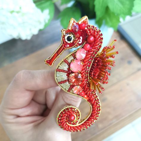 Beaded Seahorse, Seahorse Jewelry, Bead Crafts Diy, Diy Bead Embroidery, Sea Jewelry, Japanese Beads, Beadwork Embroidery, Brooch Diy, Brooch Handmade