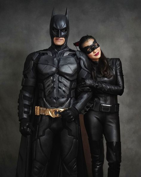 #batmancosplay #catwomancosplay #batmandarkknight #batmanandcatwoman #batmancostume #cosplay Batman Couple Costume, Marvel Couples Costumes, Batman And Catwoman Costume, Batman And Catwoman Costumes, Batman Halloween, Batman Catwoman, Marvel Couples, Batman Film, Catwoman Cosplay