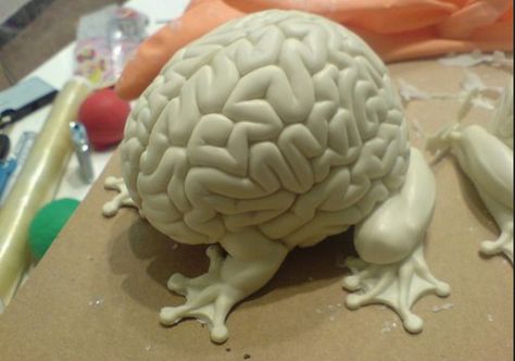 Frog brain sculpture, amazing art design, creative idea Halloween Tea Party, Bootleg Toys, Paper Mache Sculpture, Lowbrow Art, Vinyl Toys, Robot Concept Art, Human Brain, Figurative Sculpture, Designer Toys