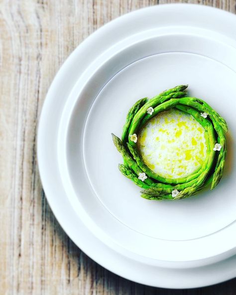 Giulio Bettini on Instagram: “Cream of asparagus.…” Asparagus Plating, Molecular Gastronomy Plating, Food Plating Design, Cream Of Asparagus, Fine Dining Plating, Food Presentation Plates, Creamed Asparagus, Gourmet Food Plating, Food Plating Techniques