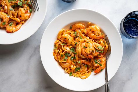 Shrimp Fra Diavolo is a spicy Italian dish that is perfect for a weeknight dinner but fancy enough for company. Make it as spicy as you like. Shrimp Nutrition Facts, Shrimp Fra Diavolo, Italian Shrimp, Frozen Cooked Shrimp, Primavera Recipe, Pasta Shrimp, Fra Diavolo, 4 Family, Guy Tang