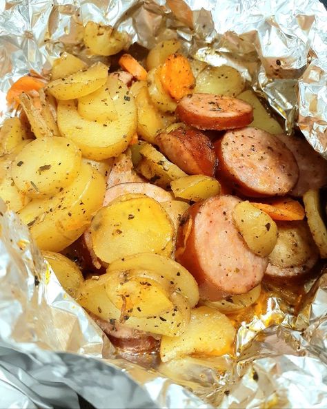 Hobo Foil Packets, Sausage And Gravy, Hobo Dinner, Hobo Dinners, Recipe To Cook, Easy Dinner Options, Grandma's Recipes, Honey Barbecue, Foil Packet Meals