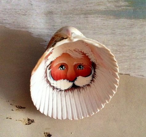 Pretty Florida Cockle sea shell Santa Claus by mypaintinplace Shell Projects, Art Coquillage, Seashell Projects, Beachy Christmas, Santa Crafts, Seashell Ornaments, Seashell Painting, Shell Crafts Diy, Painted Shells