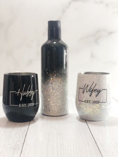 Mr And Mrs Wine Tumbler Set, Wine Bottle Tumbler Sets, Wine Tumbler Set Ideas, Tumbler Set Ideas, Black And White Tumbler Ideas, Wine Tumbler Set, Coffee Cup Crafts, Wedding Tumblers, Creative Imagination